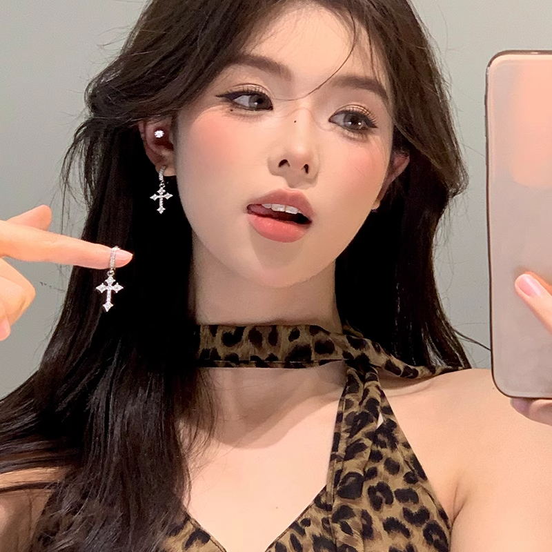 时髦博主超闪十字架耳环女2025