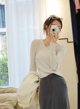 LS雅雅子古丽设计感小众！冰丝料抽绳V领修身显瘦针织衫040620