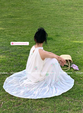 白色刺绣挂脖碎花连衣裙重工花朵无袖新中式温柔夏长裙女