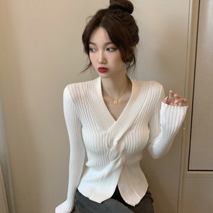 早春款女装2026年新款V领别致上衣设计感小众针织打底衫内搭秋冬