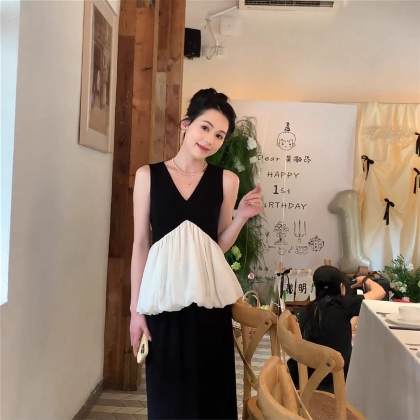 法式气质减龄撞色V领花苞无袖背心上衣女夏季新款设计感小众小衫