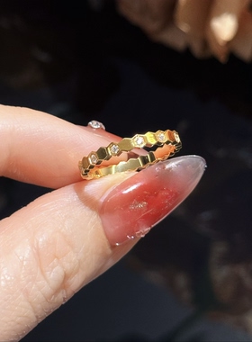 经典百搭亚金可叠戴镶钻蜂巢戒指