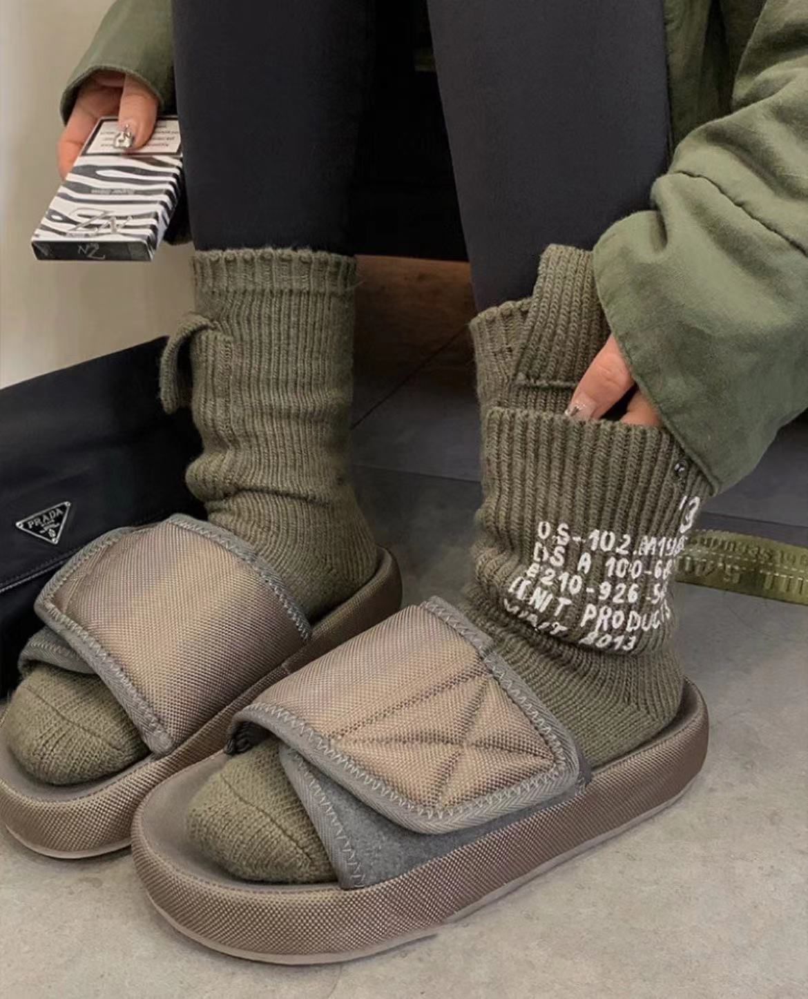 中筒袜口袋袜重工字母设计