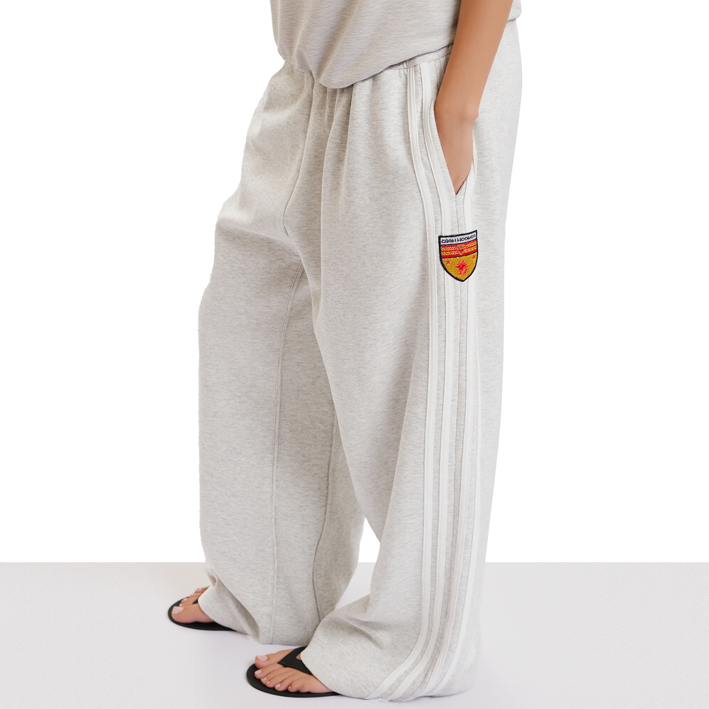 慵懒风徽章侧边条纹运动卫裤2025