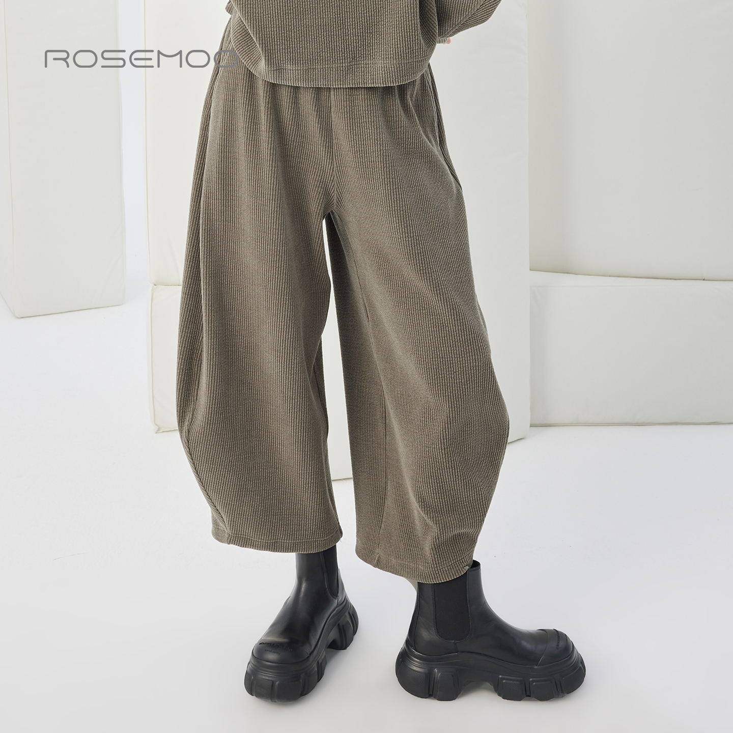 容子木ROSEMOO25冬商场同款微弹竖纹条绒宽松弧形长裤RSS4KP313C