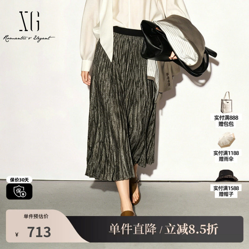 XG/雪歌 XL303015A485灰绿色亮丝弹力腰褶皱肌理半身裙直筒长裙女