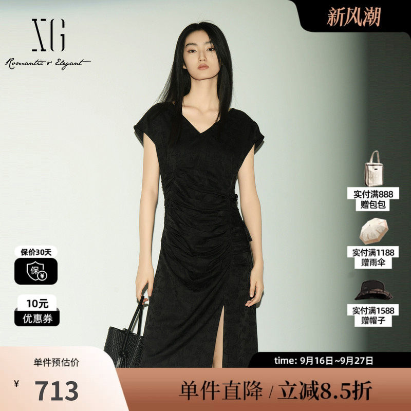 XG/雪歌XL204015A590黑色暗纹V领无袖连衣裙收腰捏褶开叉半裙女装