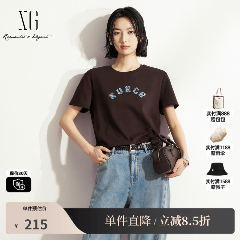 XG/雪歌XM201578A872深咖色棉感短袖T恤字母正肩直筒简约休闲女装