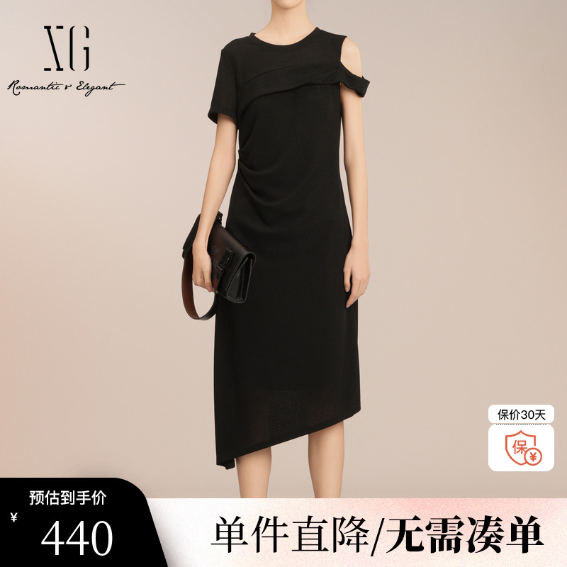 XG/雪歌XK204030A290露肩不规则连衣裙2025春季新款短袖中长裙女