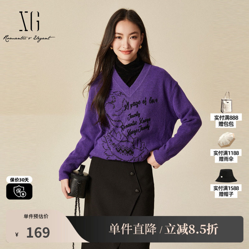 XG/雪歌XJ411074A603 紫创意绣花长袖针织衫厚款无领套头毛衫女装