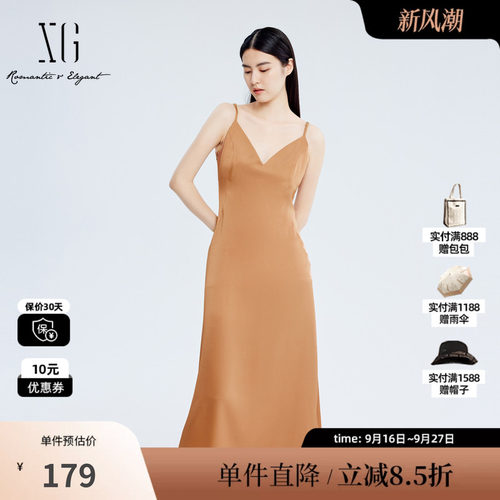 XG/雪歌XJ304017A133桔黄色无袖连衣裙 时尚秋季新款吊带长裙女装