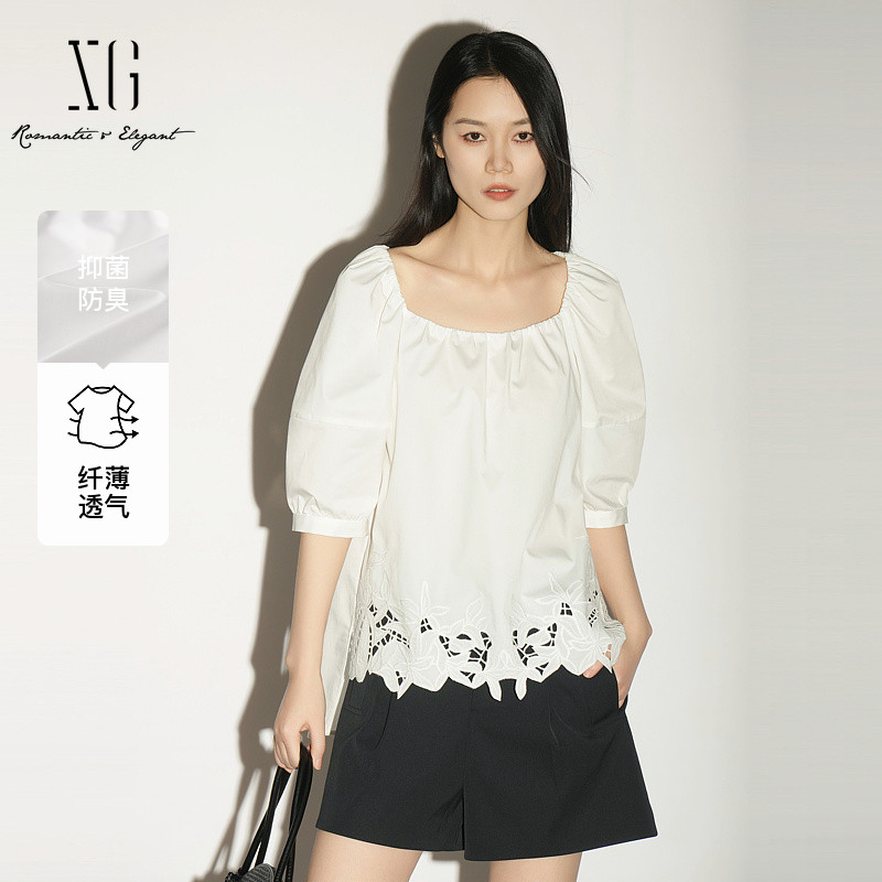 XG/雪歌 XL221002A651白色方领不规则中袖衬衫镂空不规则直筒女装