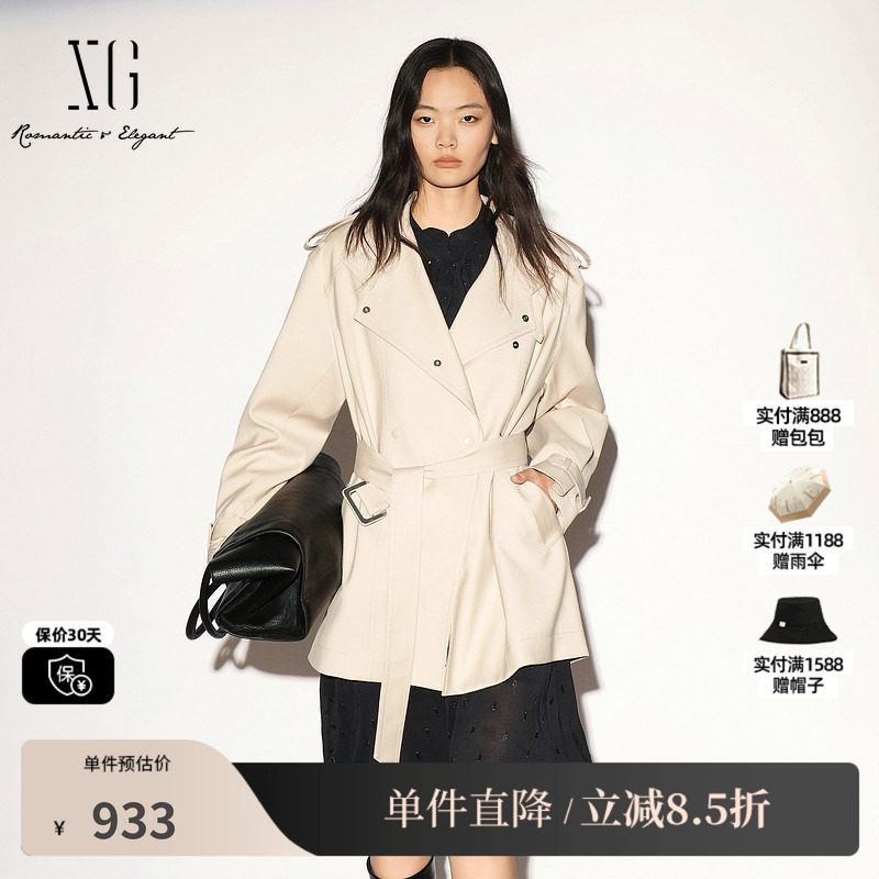 XG/雪歌 XL308003A460浅米色立领一手长双排扣风衣外套直筒腰带女