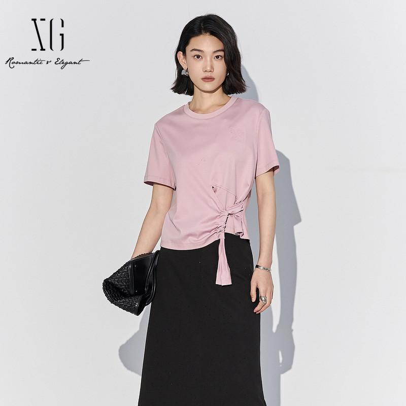 XG/雪歌XL201841A816粉色棉感短袖T恤收腰直筒绑带不对称上衣女装