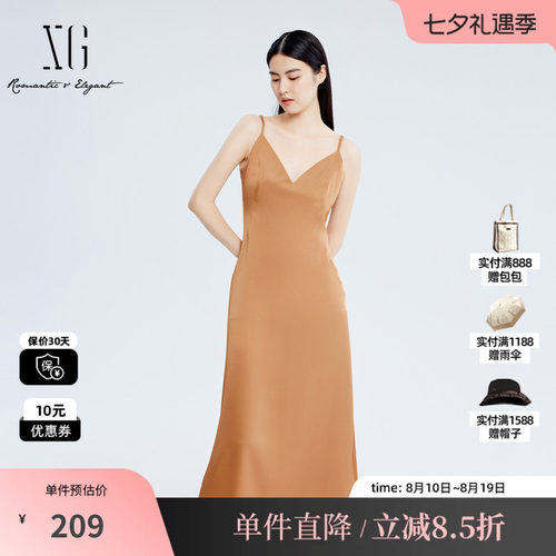 XG/雪歌XJ304017A133桔黄色无袖连衣裙 时尚秋季新款吊带长裙女装