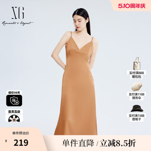 XG/雪歌XJ304017A133桔黄色无袖连衣裙 时尚秋季新款吊带长裙女装