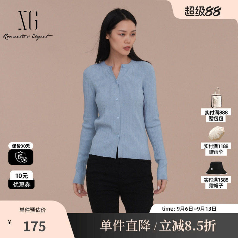 XG/雪歌XJ411109A920 浅蓝坑条低圆领针织衫长袖套头毛衫毛衣女装