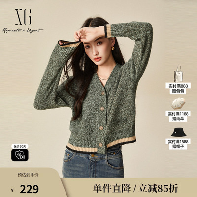 XG/雪歌XJ411096A540 绿色小香风撞设计长袖毛针织衫螺纹开衫女装