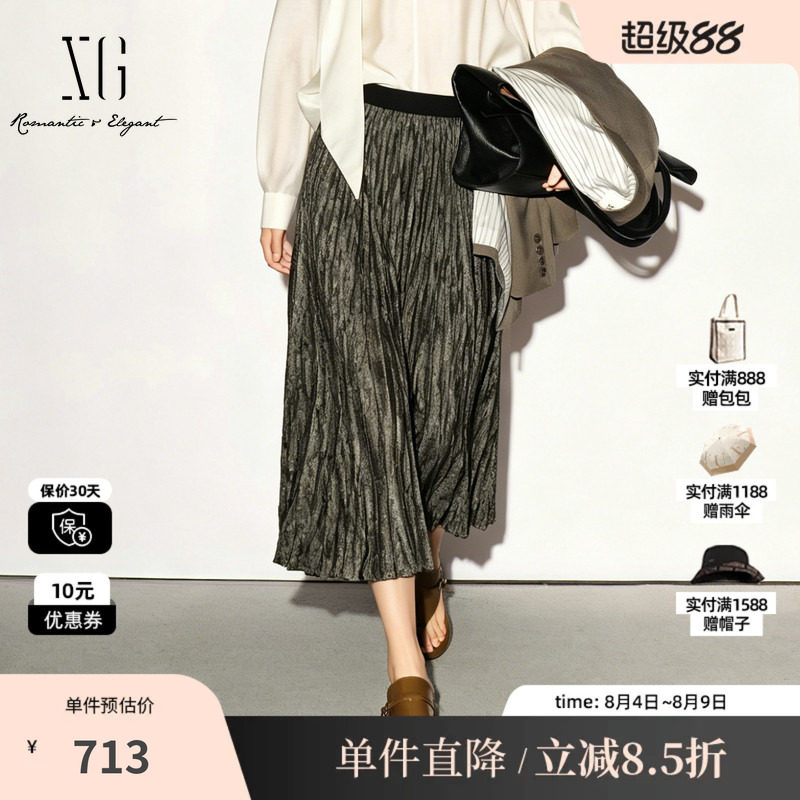XG/雪歌 XL303015A485灰绿色亮丝弹力腰褶皱肌理半身裙直筒长裙女