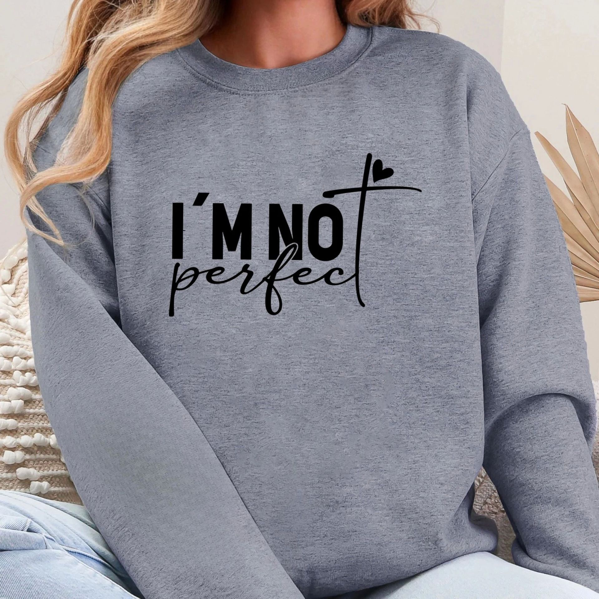 Round neck letter printed long sleeved shirt圆领字母印花上衣