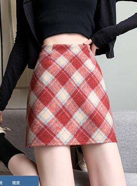 红色复古格纹毛呢半身裙女秋冬2025新款防走光高腰A字包臀短裙子