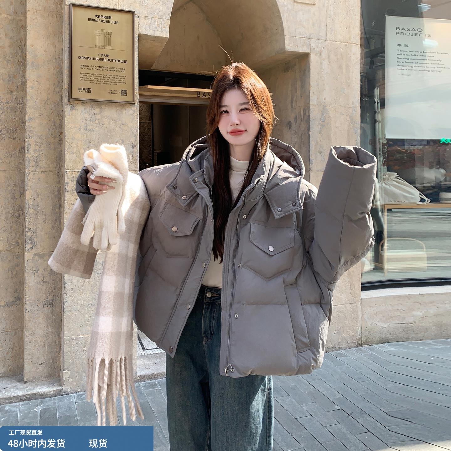 灰色韩版时尚连帽巨保暖羽绒服女冬季2025新款短款百搭工装面包服