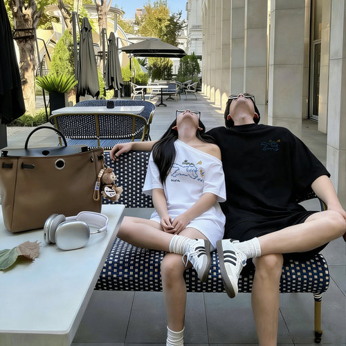 不一样的情侣装短袖T恤男夏季新款小众设计露肩显瘦斜肩上衣套装
