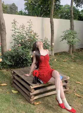 复古碎花吊带连衣裙｜红色辣妹