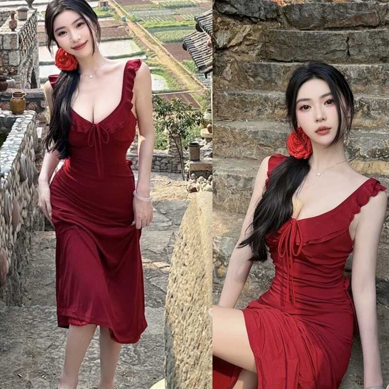 酒红色系带荷叶边吊带连衣裙女夏季纯欲风性感中长款收腰a字裙子