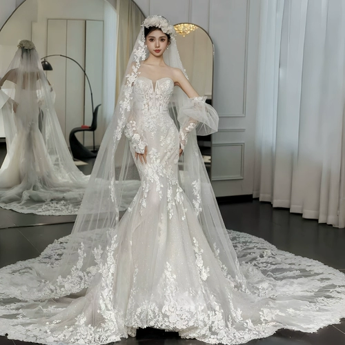 Свадебное платье, кружевной корсет, открытые плечи, яркий броский стиль, по фигуре, крой «рыбий хвост», кружевное платье