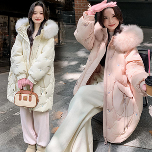 加肥大码刺绣中长款羽绒服女200斤胖mm冬季加厚保暖宽松孕妇外套