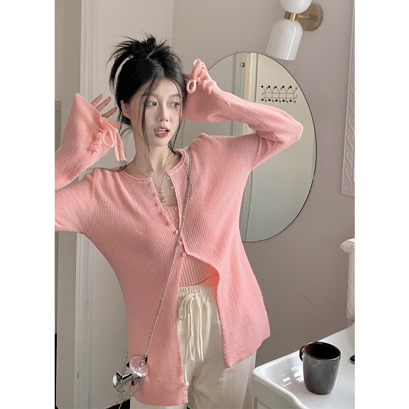GENTLE WIND SOFT GLUTINOUS KNITTED CARDIGAN WOMENS AUTUMN NEW KOREAN VERSION OF THE DESIGN SENSE SLIT LONG-SLEEVED TOP SUSPENDERS TWO-PIECE SET