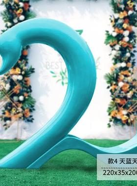 大型抽象天鹅摆件户外玻璃钢爱心形拍照道具园林景观爱情主题雕塑