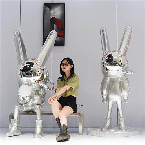 潮牌太空兔暴力熊kaws广场商场雕塑电镀卡通兔网咖酒吧KTV大摆件