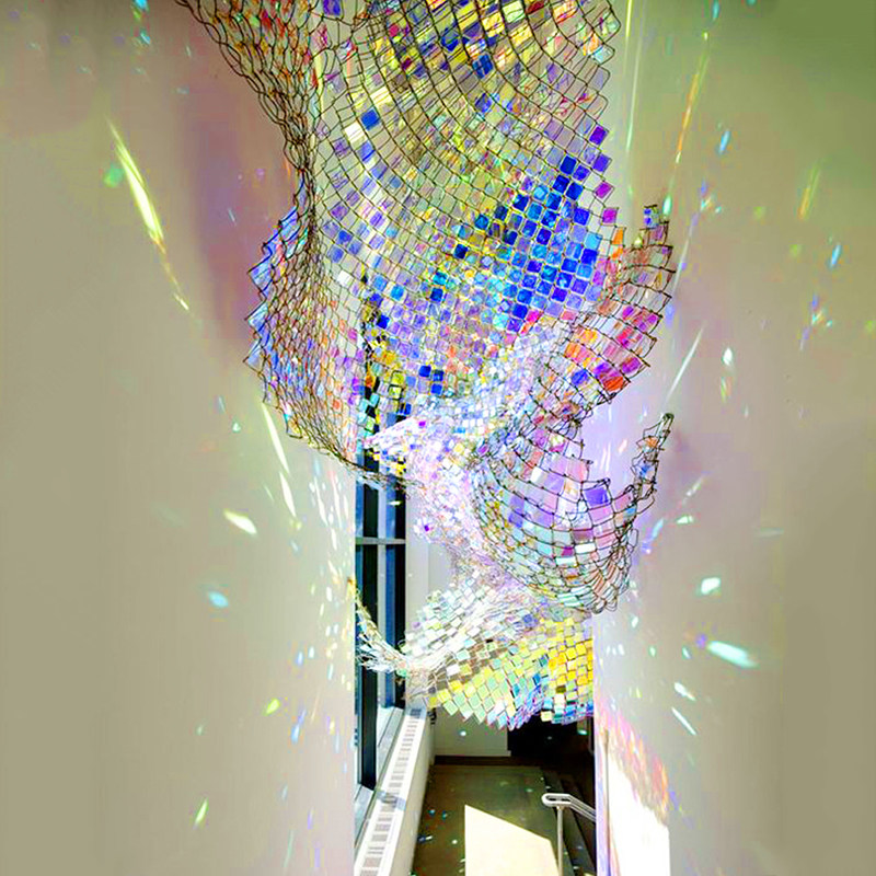 创意节庆道具炫彩鳞片美陈吊饰中庭装饰橱窗艺术装置大堂空间悬挂