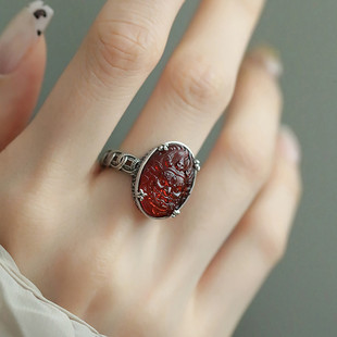 925银琥珀蛋形雕刻黄财神铜钱开口戒指女小众设计时尚气质指环