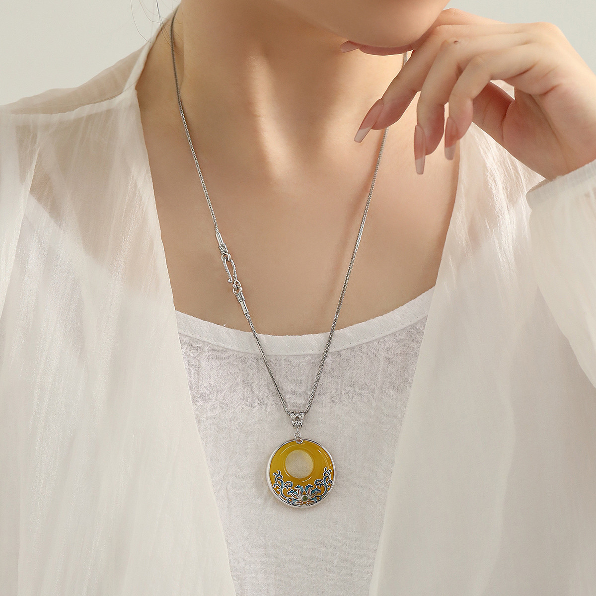 925纯银黄玉髓唐草纹吊坠项链锁骨链女轻奢高级感百搭民族风饰品