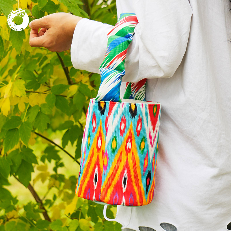 新疆博物馆手提包艾德莱斯纹样