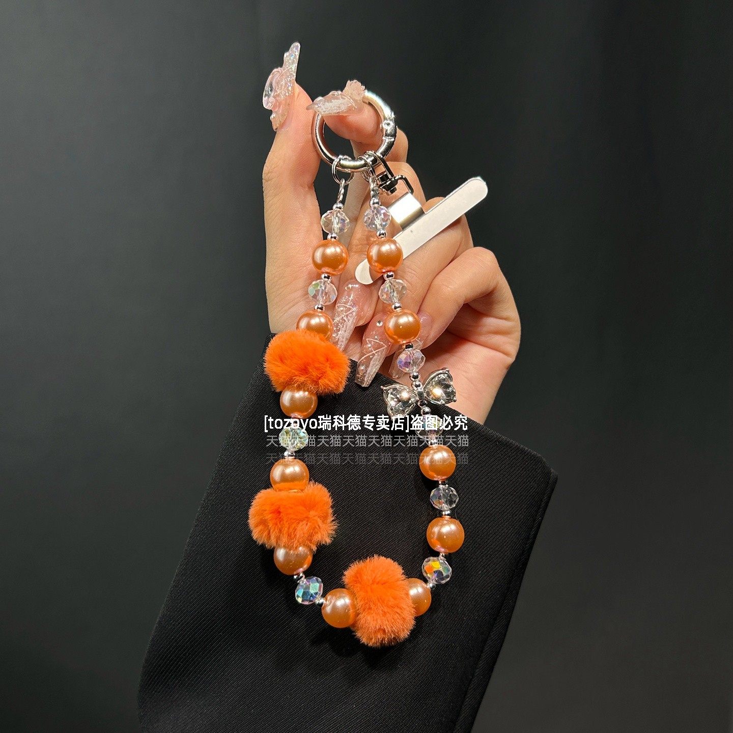 新款橙色手机链巨好看适用苹果17promax手腕链条带毛球秋冬精