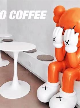 克莱因蓝网红店kaws落地大摆件坐姿美发店公仔玻璃钢雕塑客厅装饰