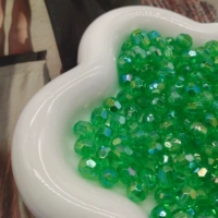 Зеленые роговые бусины разных размеров (50 г в пакетике)