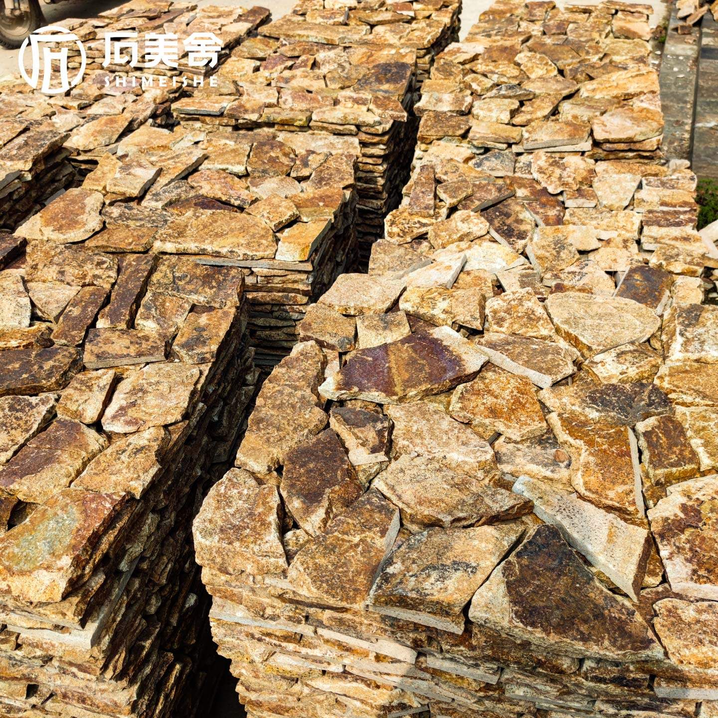 虎皮石天然文化石石头墙面不规则乱形石毛石片别墅背景墙碎拼石材