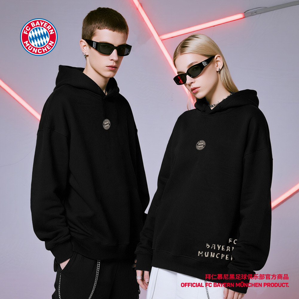 拜仁俱乐部黑色字母连帽卫衣