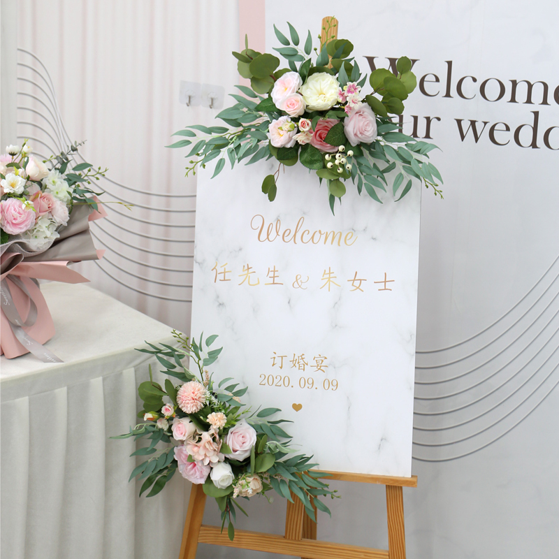 结婚新娘手捧花束婚礼迎宾水牌花活动新车房交接留影舞台路引道具