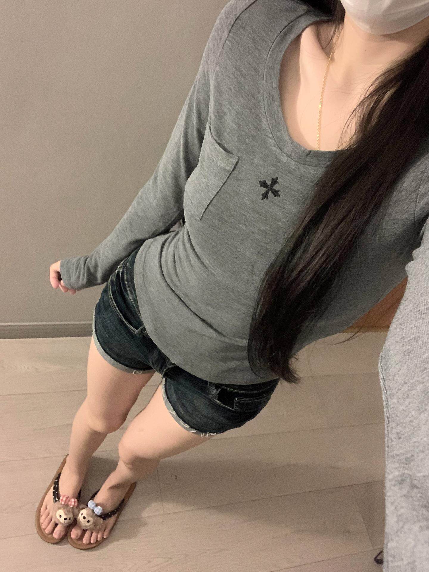 纯欲辣妹刺绣口袋V领长袖t恤女秋季新款修身显瘦百搭短款打底上衣