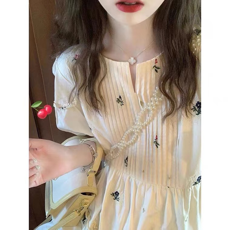 刺绣碎花风琴褶哺乳连衣裙夏季外出时尚辣妈款产后小个子喂奶衣服