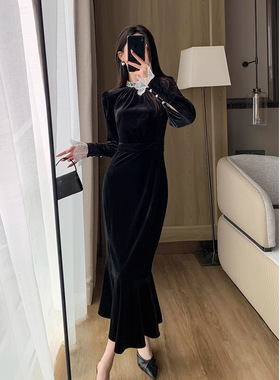 黑色丝绒连衣裙女2025秋冬新款法式复古赫本风开叉长裙子蕾丝