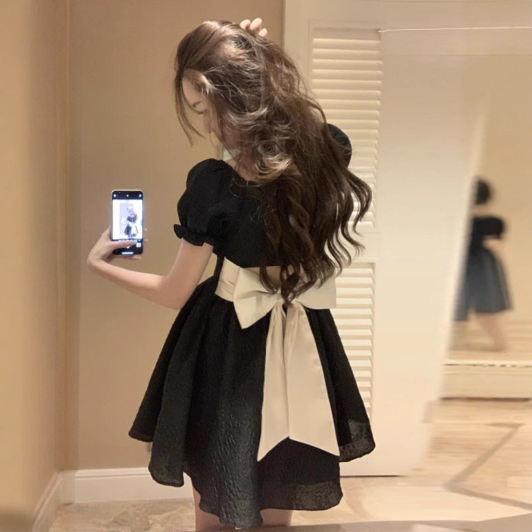 泡泡袖连衣裙女夏季方领小黑裙子设计感小个子后背蝴蝶结蓬蓬