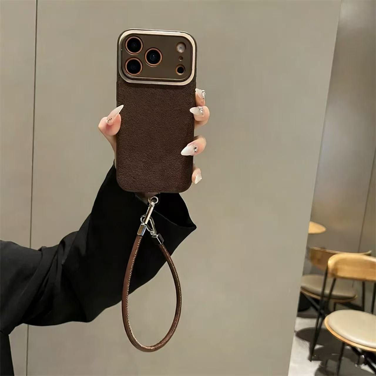 深棕色月坑纹皮质星星挂件适用iPhone17ProMax手机壳苹