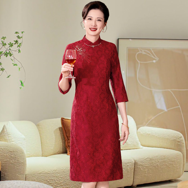高贵红色旗袍喜婆婆婚宴装2026春秋礼服喜妈妈年轻大码蕾丝连衣裙